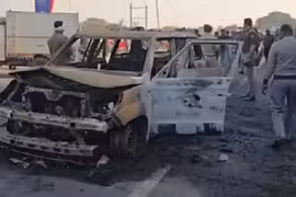 Xe cứu thương bất ngờ bốc cháy, 4 người tử vong