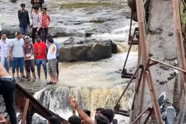Sập cầu ở Ấn Độ, ít nhất 6 du khách thiệt mạng, nhiều người bị nước cuốn trôi