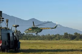 Trong ánh nắng vàng dịu của đầu thu, đội ngũ phi công, thành viên tổ bay và lực lượng bảo đảm kỹ thuật của Trung đoàn Không quân 917 (Sư đoàn 370) hoàn tất công tác chuẩn bị, thực hiện chuyến bay chuyển sân về căn cứ Cần Thơ, tiếp tục nhiệm vụ canh giữ bầu trời phương Nam Tổ quốc.