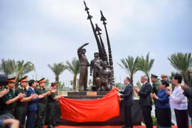 Bộ Quốc phòng gắn biển cụm tượng chuyên gia quân sự nước ngoài