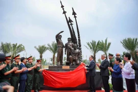 Bộ Quốc phòng gắn biển cụm tượng chuyên gia quân sự nước ngoài