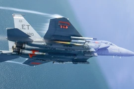 F-15E bắn tên lửa laser hạ UAV, bước ngoặt phòng không giá rẻ của Mỹ
