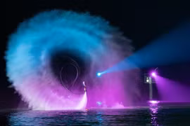 Câu chuyện phía sau màn trình diễn Jetski bắn pháo hoa