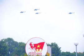 Ngắm dàn trực thăng luyện tập diễu binh bay qua Quảng trường Ba Đình