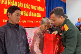 Bộ Quốc phòng trao 1.000 phần quà hỗ trợ người dân vùng lũ thành phố Huế