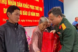 Bộ Quốc phòng trao 1.000 phần quà hỗ trợ người dân vùng lũ thành phố Huế