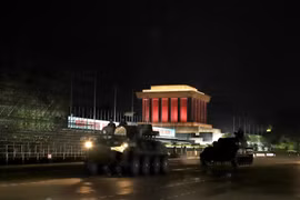 Thực hành huấn luyện đêm phương tiện thực hiện nhiệm vụ A80 tại Quảng trường Ba Đình