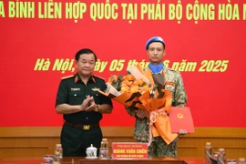 Trao quyết định của Chủ tịch nước cho sĩ quan đi làm nhiệm vụ gìn giữ hòa bình