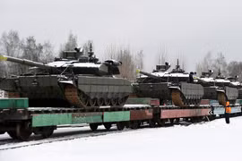 Các xe tăng chiến đấu chủ lực T-90M Proryv mới sản xuất được xếp lên các toa tàu phẳng tại cơ sở Nizhny Tagil của Uralvagonzavod, trên đường bàn giao cho các đơn vị Lục quân Nga, tháng 12/2025. Lô bàn giao này nhấn mạnh việc Nga vẫn duy trì sản xuất xe bọc thép bất chấp các lệnh trừng phạt quốc tế. (Nguồn ảnh: Uralvagonzavod)