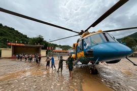 Quân đội huy động trực thăng mang hàng cứu trợ vùng lũ Nghệ An