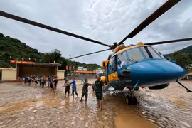 Quân đội huy động trực thăng mang hàng cứu trợ vùng lũ Nghệ An