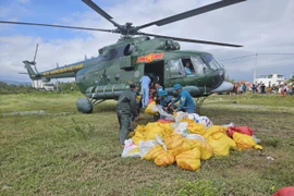 Không quân tiếp tục bay cứu trợ đồng bào lũ lụt ở Gia Lai, Đắk Lắk