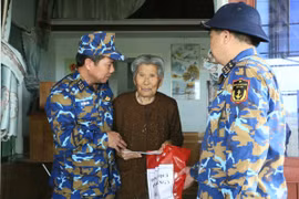 Quân chủng Hải quân tổ chức hỗ trợ, tặng quà Nhân dân bị ảnh hưởng mưa lũ