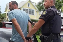 Bị bỏ quên trong ô tô, bé trai 18 tháng tuổi tử vong