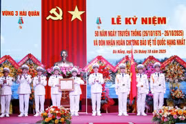 Vùng 3 Hải quân đón nhận Huân chương Bảo vệ Tổ quốc hạng Nhất