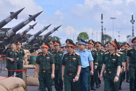 Đại tướng Phan Văn Giang kiểm tra khí tài hiện đại của quân đội Việt Nam