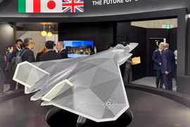 Chiến đấu cơ GCAP của Nhật Bản kết hợp khả năng tàng hình cao, hợp nhất cảm biến mạnh mẽ và tác chiến điện tử tiên tiến với đội hình người – máy bay không người lái (manned-unmanned teaming), cho phép nó điều khiển các máy bay chiến đấu không người lái, sử dụng đa dạng vũ khí của đồng minh và giành ưu thế trên không trong các môi trường chiến đấu cạnh tranh cao ở khu vực Ấn Độ – Thái Bình Dương (Nguồn ảnh: Army Recognition Group)