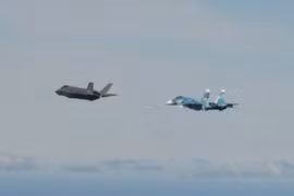 F-35A NATO áp sát, khóa mục tiêu Su-27 và Su-24M Nga