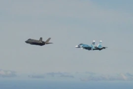 F-35A NATO áp sát, khóa mục tiêu Su-27 và Su-24M Nga