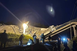 Cầu sập đè lên đoàn tàu chở khách ở Nga, 76 người thương vong