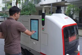 Cận cảnh robot giao hàng tự động có sức chở 400kg của Viettel