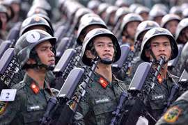 Người dân đội nắng xem bộ đội hợp luyện diễu binh, diễu hành