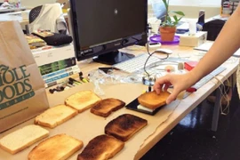 Sinh viên Mỹ chế tạo lò nướng bánh biết chọn độ chín