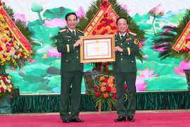Trao huân chương tặng Đại tướng Phan Văn Giang và các lãnh đạo Bộ Quốc phòng