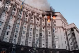 Ukraine bị tấn công bởi hơn 800 UAV và tên lửa, toà nhà chính phủ bốc cháy