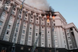 Ukraine bị tấn công bởi hơn 800 UAV và tên lửa, toà nhà chính phủ bốc cháy