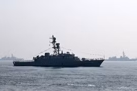 Mỹ đánh chìm tàu chiến Iran, Tehran đáp trả 