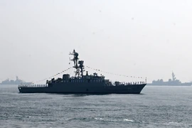 Mỹ đánh chìm tàu chiến Iran, Tehran đáp trả 