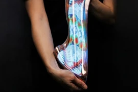 LG ra mắt màn hình “biến hình” từ 12 inch lên 18 inch