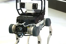 Robot chó tuần tra Viettel tạo ấn tượng triển lãm 80 năm thành tựu đất nước