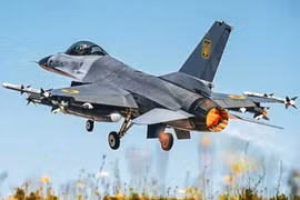 Ukraine lại làm rơi F-16, phi công nhảy dù thành công