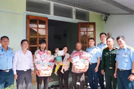 Khen thưởng học sinh, người dân trong vụ máy bay Yak-130 rơi tại Đắk Lắk