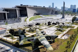 Xây dựng tượng đài chiến sĩ các nước giúp đỡ Việt Nam trong các cuộc kháng chiến