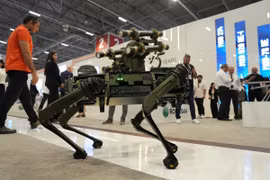 Thổ Nhĩ Kỳ trình làng robot chó chiến đấu, có thể mang theo tên lửa dẫn đường