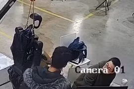 Khoảnh khắc robot hình người mất kiểm soát, tấn công con người dữ dội