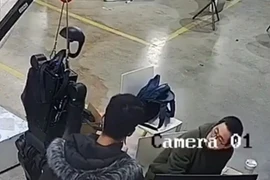 Khoảnh khắc robot hình người mất kiểm soát, tấn công con người dữ dội