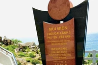 Du khách bất ngờ với 'tour guide 4 chân' tại Mũi Điện