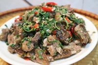 Vịt xào rau răm thơm cay, món ngon đưa cơm ngày oi nóng
