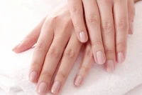 Thói quen hằng ngày giúp móng tay bớt gãy yếu, khô xước