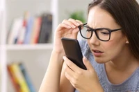 Thói quen sử dụng điện thoại gây hại mắt