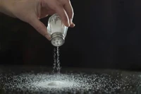 Thèm muối bất thường có thể cảnh báo bệnh nguy hiểm