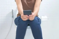 Thói quen "cắm rễ" trong toilet gây hại sức khỏe 