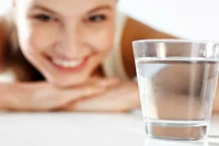 Uống một ly nước này trước khi ngủ, vòng eo nhẹ nhõm hơn mỗi sáng