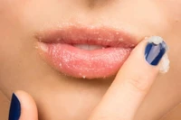 'Đánh bay' môi khô nẻ mùa đông với 4 bí quyết tẩy tế bào chết đơn giản