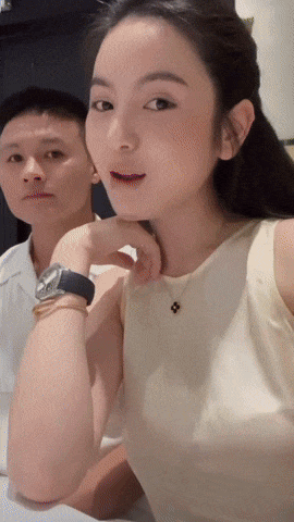 Trong lúc cùng Quang Hải ngồi chung mâm tiệc cùng hội cầu thủ như Văn Hậu, Đức Chinh, Văn Toàn,... Chu Thanh Huyền bất ngờ đưa điện thoại lên quay lén Doãn Hải My khi người đẹp này đang trò chuyện.