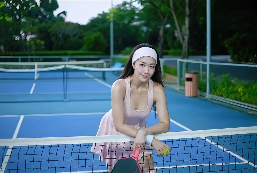 Nữ tiếp viên trưởng của Vietnam Airlines khoe sắc vóc trên sân pickleball